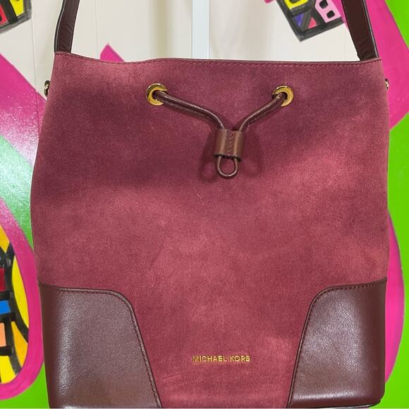 Michael Kors, Suede and Leather Cary Bucket Bag. Bohemian Glamour Adjustable - Picture 2 of 8